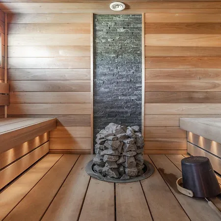 Modern House With Jacuzzi *